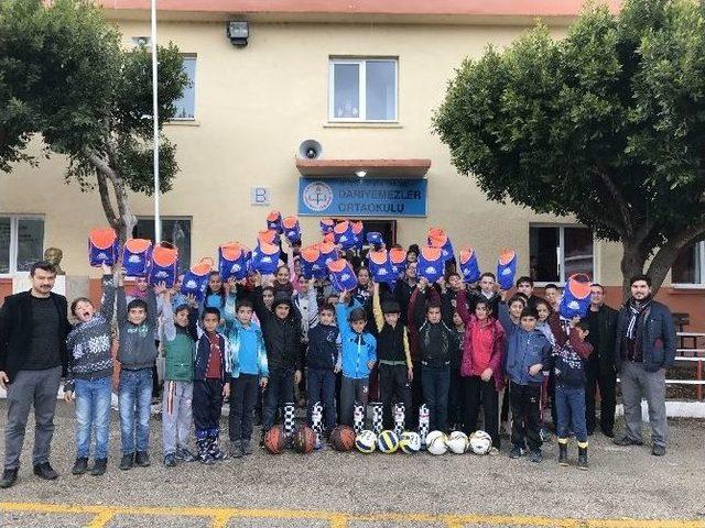Kumlucalı &Ouml;ğrencilere Spor Malzemesi Desteği 1