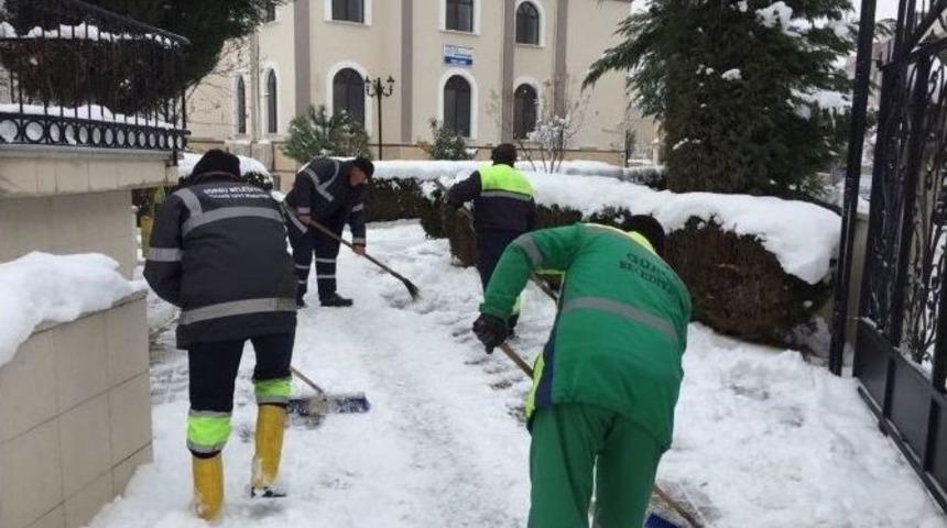 Belediye Ekipleri Kaldırım Ve Yollardaki Buzları Temizledi