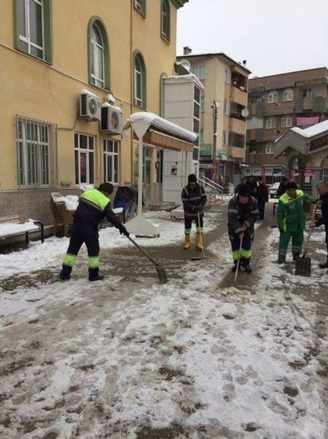 Belediye Ekipleri Kaldırım Ve Yollardaki Buzları Temizledi