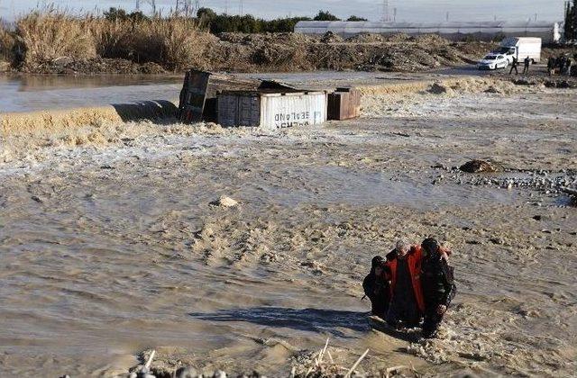 Derede Devrilen Tırda Mahsur Kalan Şoför, Son Anda Kurtarıldı