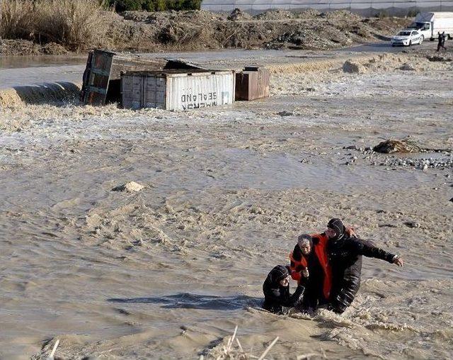 Derede Devrilen Tırda Mahsur Kalan Şoför, Son Anda Kurtarıldı