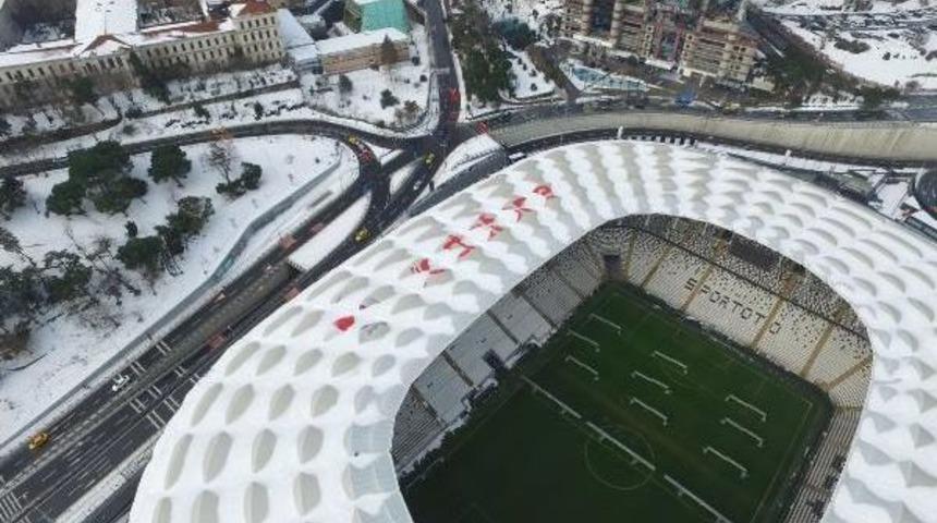 Vodafone Arena'nın &Ccedil;atısında Biriken Kar Yağışın Durması Ile Temizlenmeye Başladı