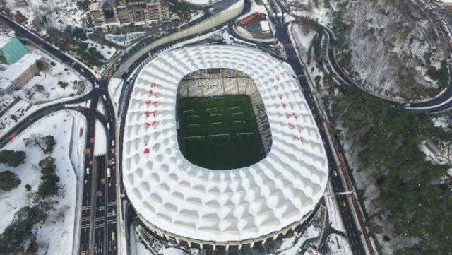 Vodafone Arena'nın Çatısında Biriken Kar Yağışın Durması Ile Temizlenmeye Başladı