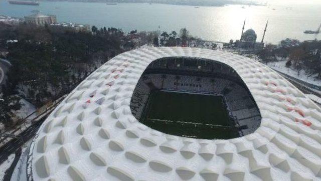 Vodafone Arena'nın Çatısında Biriken Kar Yağışın Durması Ile Temizlenmeye Başladı