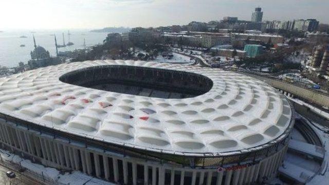 Vodafone Arena'nın Çatısında Biriken Kar Yağışın Durması Ile Temizlenmeye Başladı