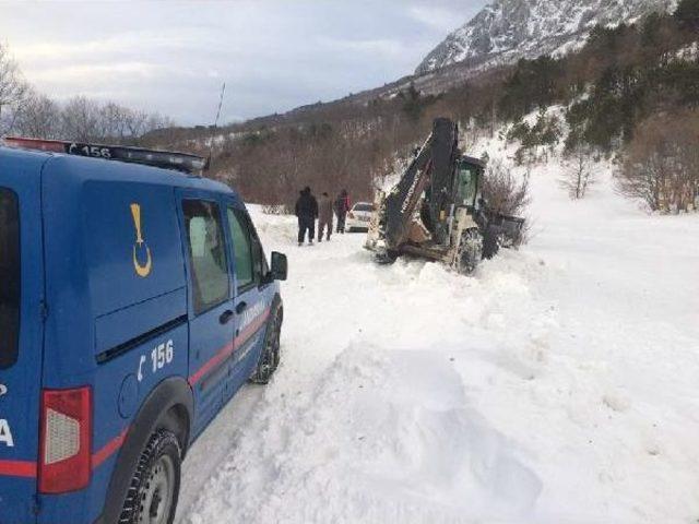 Karla Kaplı Yolda Mahsur Kalan 2 Kişi Kurtarıldı