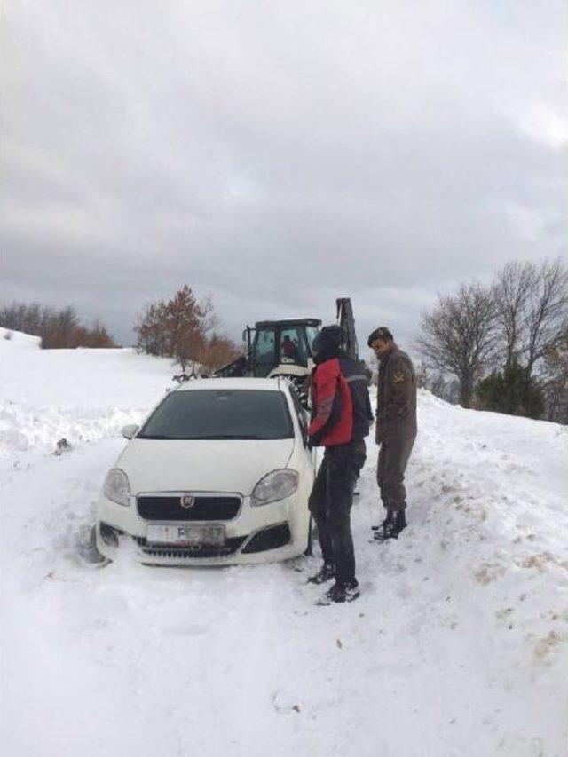 Karla Kaplı Yolda Mahsur Kalan 2 Kişi Kurtarıldı