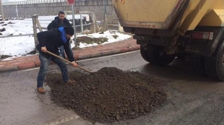 K&ouml;rfez&rsquo;de Kar Sonrası Yıpranan Yollara Bakım Yapıldı