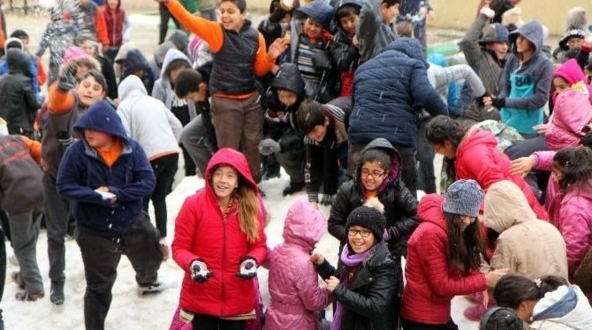Toroslar Belediyesi, &Ouml;ğrencileri Karla Buluşturdu