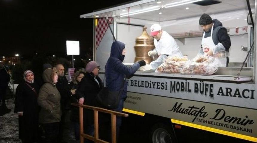 Fatih Belediyesinden Vatandaşlara Sıcak &Ccedil;orba İkramı