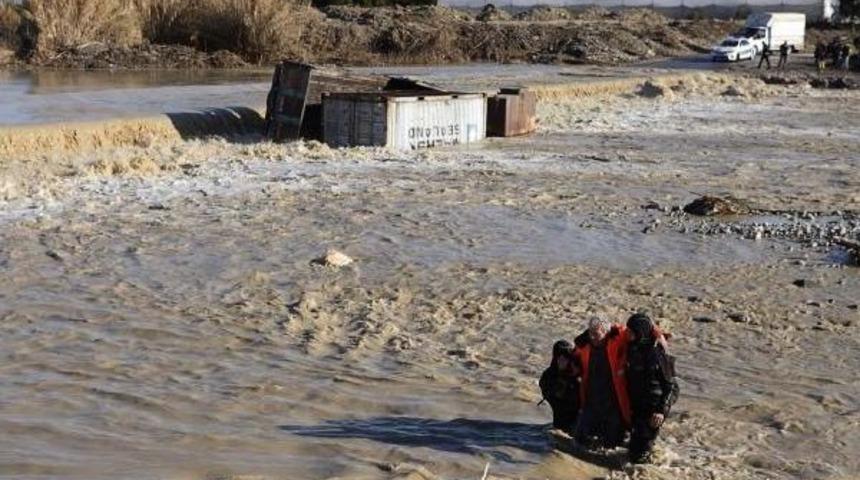 Selde Devrilen Kamyon Şof&ouml;r&uuml;n&uuml; Itfaiye Kurtardı