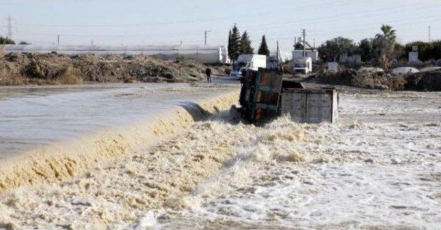 Selde Devrilen Kamyon Şoförünü Itfaiye Kurtardı