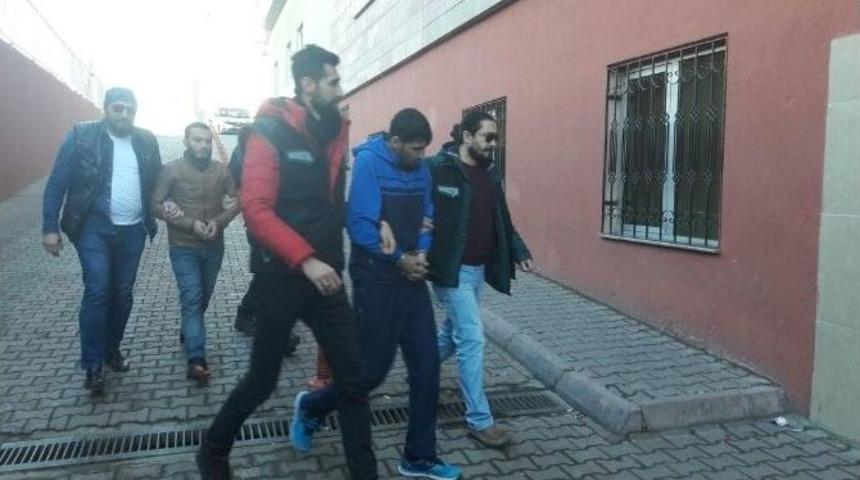 2.5 Kilo Esrarla Yakalanan Zanlılar Adliyeye Sevk Edildi