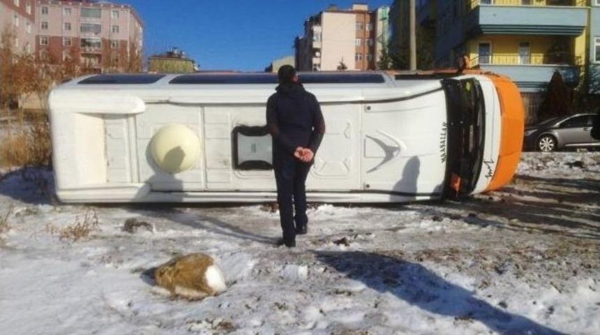 Buz Tutan Yolda Minib&uuml;s Devrildi