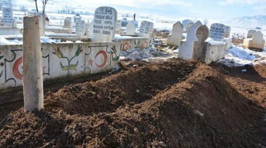 Kalp Krizinden &Ouml;len Hamile Kadın Toprağa Verildi