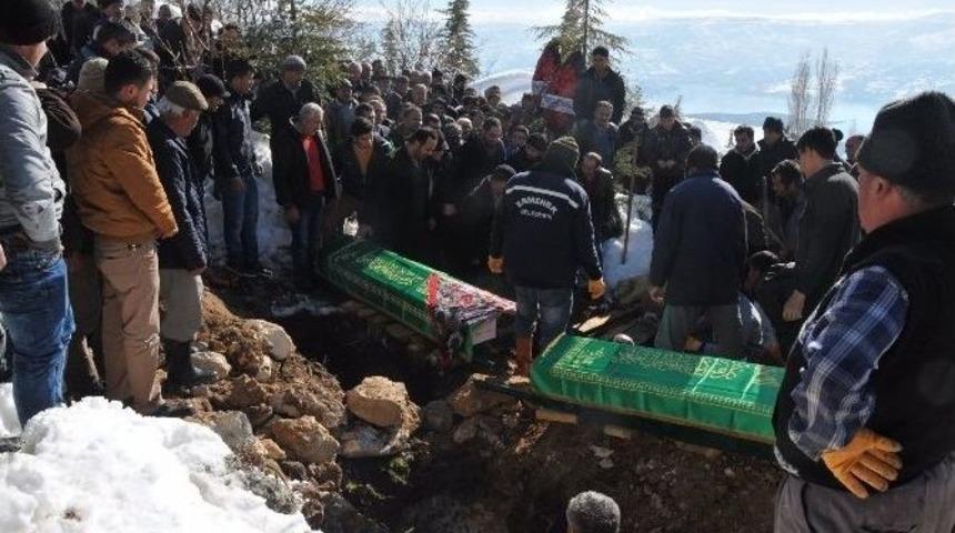 Yangında Hayatını Kaybeden Baba Ve İki Kızı Toprağa Verildi