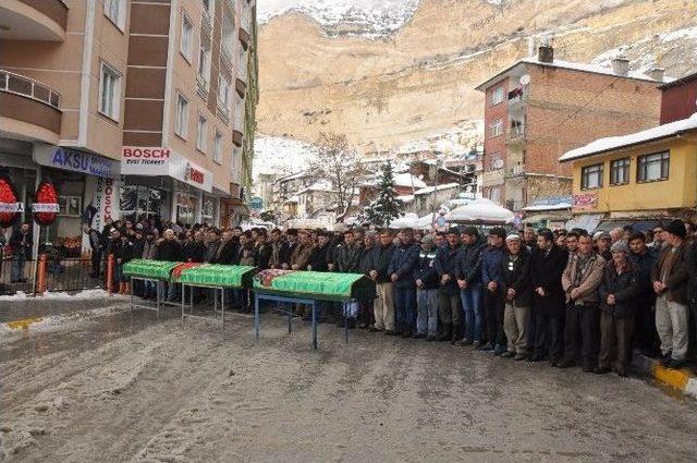 Yangında Hayatını Kaybeden Baba Ve İki Kızı Toprağa Verildi