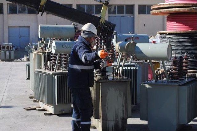 Isınmak İçin Elektriğe Yüklendiler, Mahallenin Trafosu Cayır Cayır Yandı