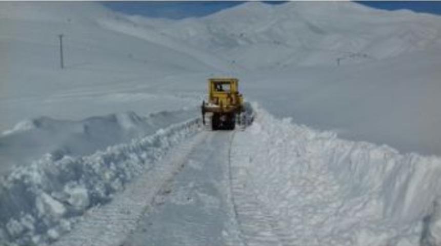 Sincik-malatya Yolunda Karla M&uuml;cadele S&uuml;r&uuml;yor