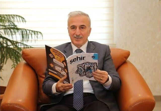 Vali Kam&ccedil;ı &ldquo;şehir K&uuml;lt&uuml;r Sanat&rdquo; Dergisini İnceledi 1