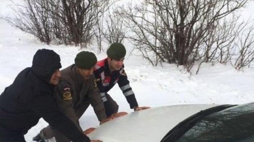 Jandarma Ekipleri Karda Mahsur Kalanları Kurtardı