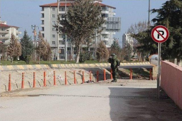 Hastane &Ouml;n&uuml;ndeki Ş&uuml;pheli Poşetten &Ccedil;&ouml;p &Ccedil;ıktı 3