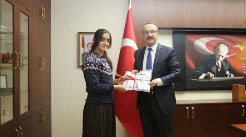 Vali Yavuz Teog Birincisi &Ouml;ğrenciyi &Ouml;d&uuml;llendirdi