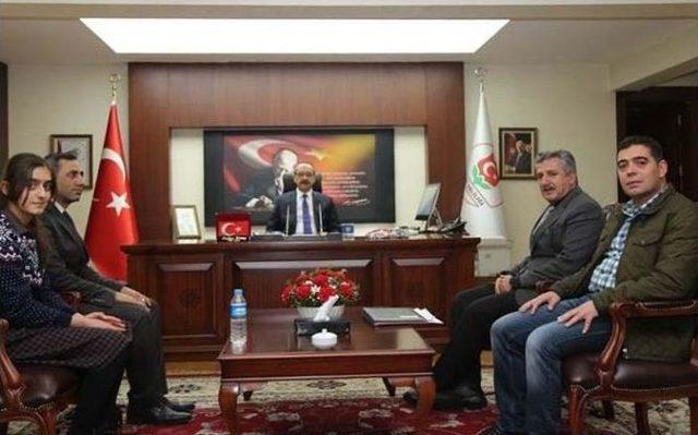 Vali Yavuz Teog Birincisi &Ouml;ğrenciyi &Ouml;d&uuml;llendirdi 1