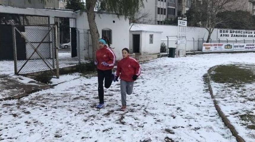 Burhaniyeli Sporcular Kar Kış Demeden &Ccedil;alışıyorlar