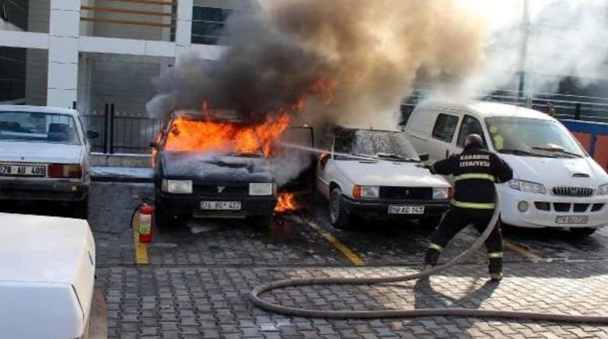 Hastane Bahçesindeki Otomobil Alev Alev Yandı