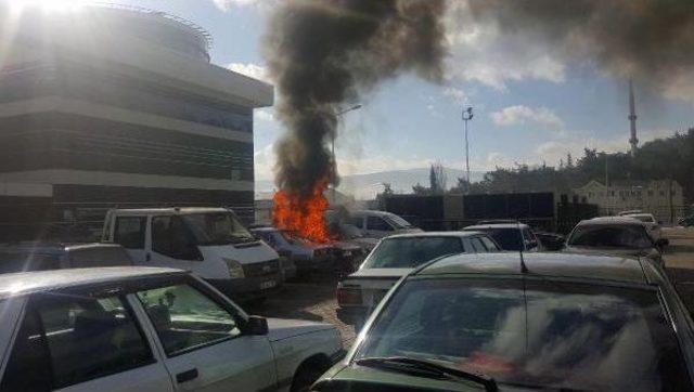 Hastane Bahçesindeki Otomobil Alev Alev Yandı 1