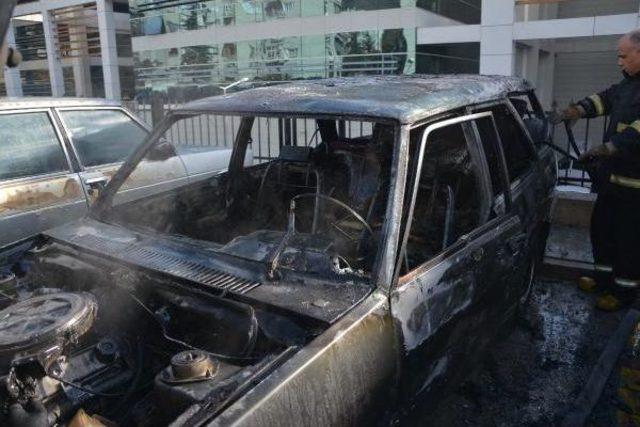 Hastane Bahçesindeki Otomobil Alev Alev Yandı 3