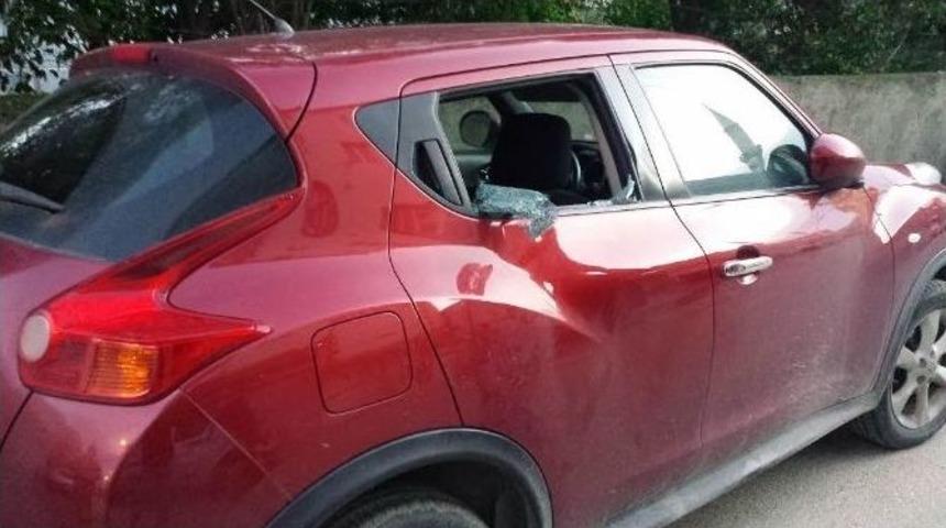 Otomobilin Camını Kırarak Fotoğraf Makinelerini &Ccedil;aldılar