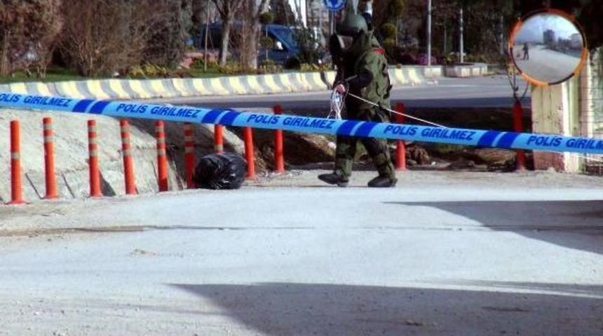 Kilis'te F&uuml;nyeyle Patlatılan Ş&uuml;pheli Poşetten &Ccedil;&ouml;p &Ccedil;ıktı