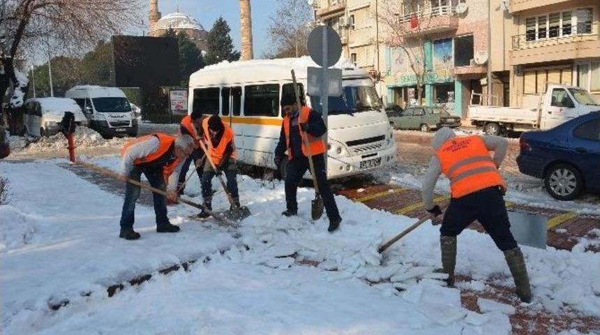 Şehzadeler&rsquo;de Kar Temizleme &Ccedil;alışmaları