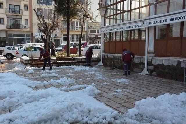 Şehzadeler&rsquo;de Kar Temizleme &Ccedil;alışmaları 1