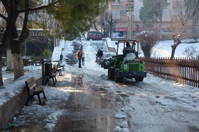 Şehzadeler&rsquo;de Kar Temizleme &Ccedil;alışmaları 2