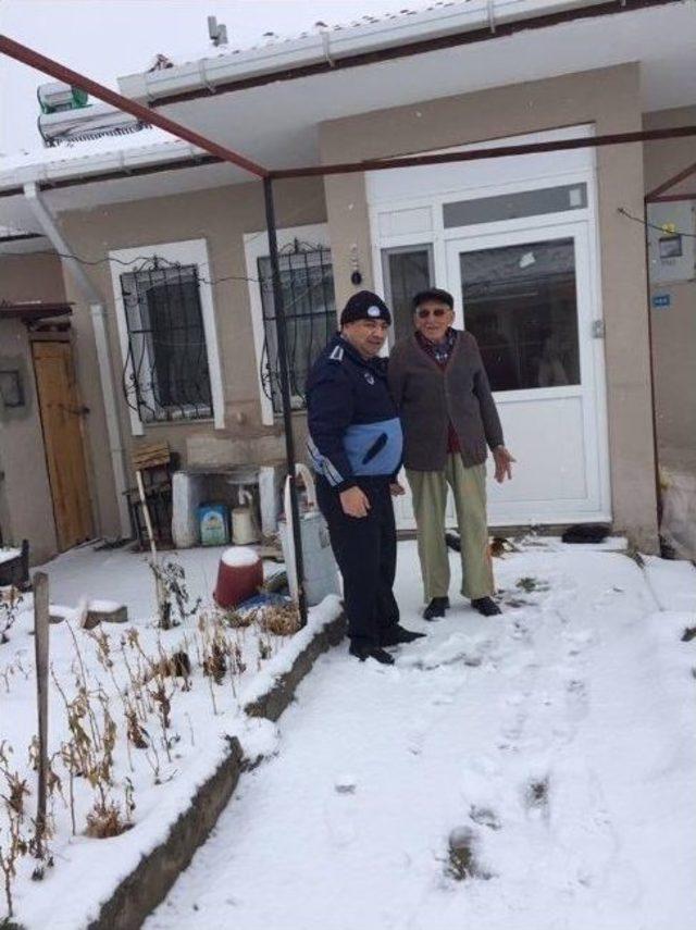 Kardan Dolayı Evden &Ccedil;ıkamayanlara Ekmek Dağıttılar 1