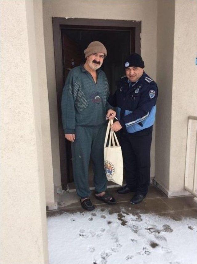 Kardan Dolayı Evden &Ccedil;ıkamayanlara Ekmek Dağıttılar 2