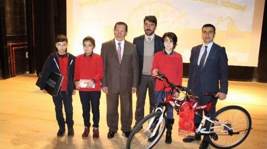 Dereceye Giren &Ouml;ğrencilere &Ouml;d&uuml;lleri Verildi