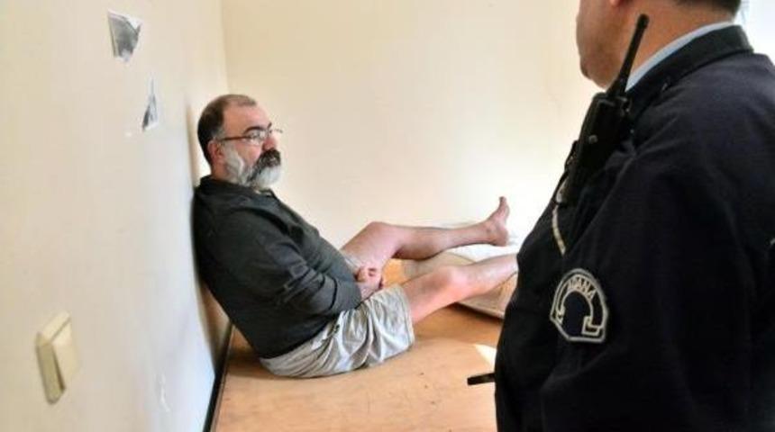 Cinnet Geçirdi, Evdeki Eşyaları Parçaladı