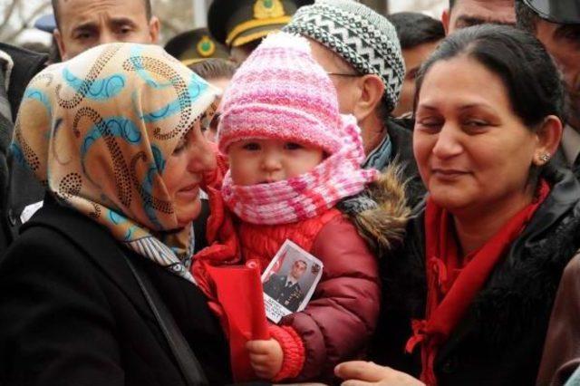 Şehit Astsubay, &Ccedil;anakkale de G&ouml;zyaşlarıyla Uğurlandı 1