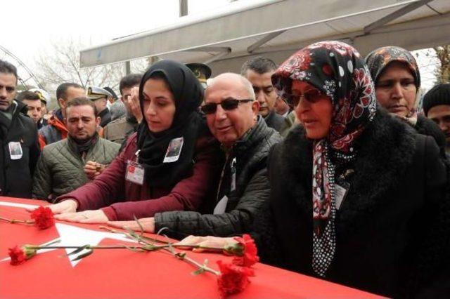 Şehit Astsubay, &Ccedil;anakkale de G&ouml;zyaşlarıyla Uğurlandı 2
