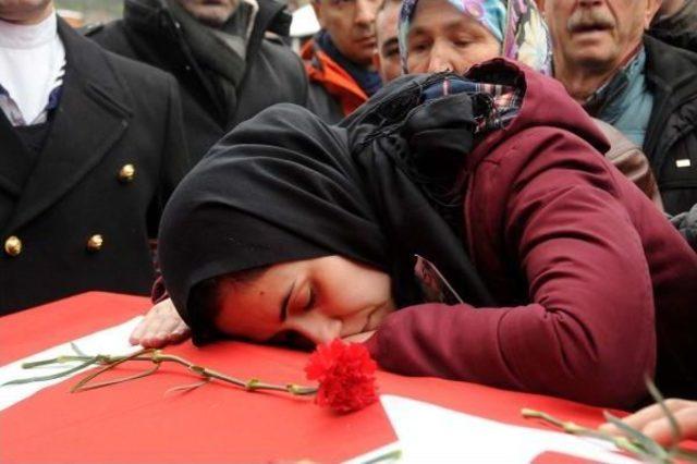 Şehit Astsubay, &Ccedil;anakkale de G&ouml;zyaşlarıyla Uğurlandı 3