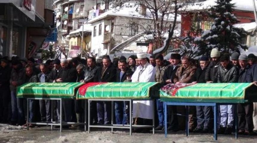 Yangında &Ouml;len Baba Ve Iki Kızı Son Yolculuğuna Uğurlandı