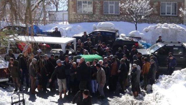 Yangında &Ouml;len Baba Ve Iki Kızı Son Yolculuğuna Uğurlandı 1