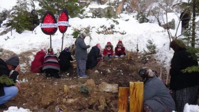 Yangında &Ouml;len Baba Ve Iki Kızı Son Yolculuğuna Uğurlandı 3