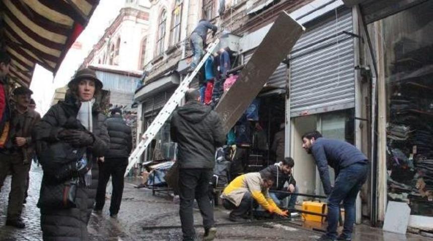 Beyazıt'ta Tentenin &Ccedil;&ouml;kme Anı Kamerada