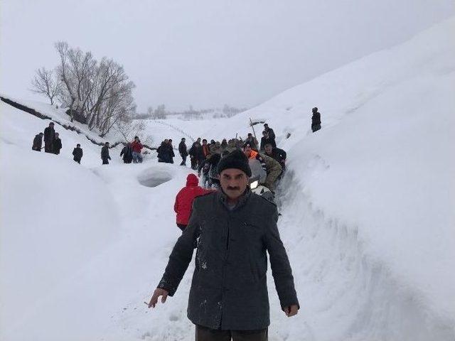 &Ccedil;ığ Altında Kalan Vatandaş Hastaneye Kaldırıldı 1