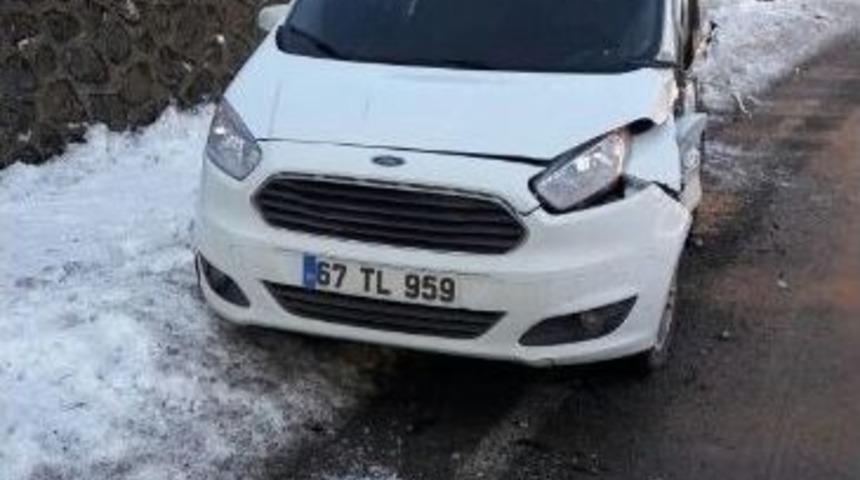 Kaza Nedeniyle Durdu, Kamyonet &Ccedil;arptı